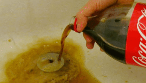 desatascar con Coca-Cola