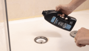 desatascar la bañera con desatascador químico