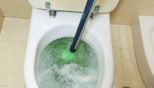 Desatascar el WC con una fregona